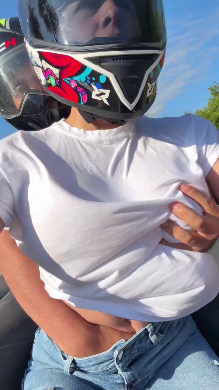 I picked up a DIDI client without a bra and he made me run in my panties 2