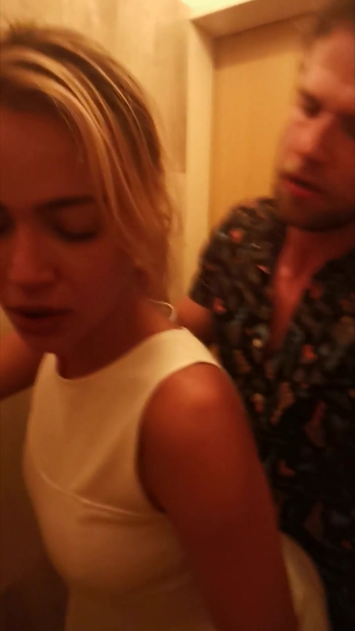 NAUGHTY COUPLE GETS CAUGHT FUCKING IN THE PUBLIC TOILET AT THE MALL