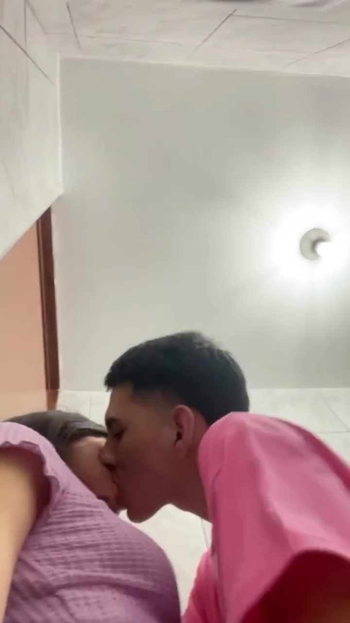 me coge en el baño de la fiesta de hallowen , la gente pide que nos apuremos🤤